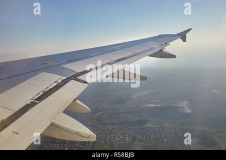 Volare su un aereo Foto Stock