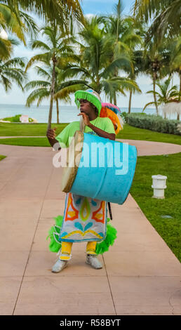 Freeport Bahamas - 22 Settembre 2011: Maschio danzatori vestiti in costumi tradizionali effettuando in corrispondenza di un festival di Junkanoo in Freeport, Bahamas Foto Stock