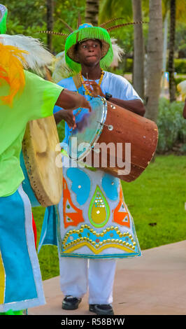 Freeport Bahamas - 22 Settembre 2011: Maschio danzatori vestiti in costumi tradizionali effettuando in corrispondenza di un festival di Junkanoo in Freeport, Bahamas Foto Stock