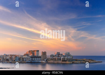 Sliema skyline al tramonto vista da La Valletta, Malta Foto Stock