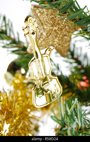 Violino di natale su albero Foto Stock