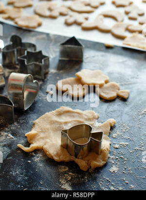 Close up di cookie cutter in un impasto Foto Stock