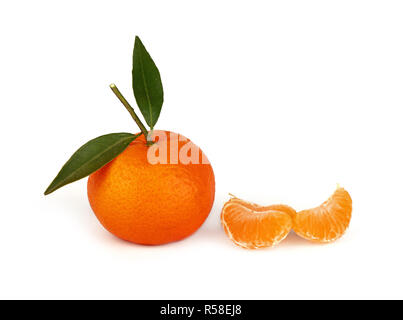 Arancio mandarino e tre cunei isolato su bianco Foto Stock