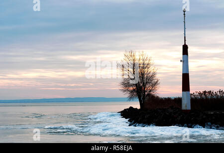 Struttura di frangionde al Lago Balaton in inverno , Ungheria ( Badacsony ) Foto Stock