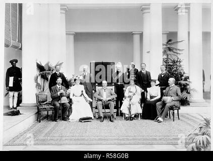 [Curzon e staff] con HH Maharaja Sindhia, Gwalior. Un ritratto di gruppo tra cui Lord e Lady Curzon, il Maharaja, Sir Walter Lawrence, il Colonnello Fenn, Capitano Clive Wigram e Sir Hugh Barnes (?). Il Curzon collezione: "Egli signore Curzon del primo tour in India, 1899'. c. 29 nov. 1899. Fotografia. Fonte: Photo 430/17(30). Autore: Dayal, Deen. Foto Stock