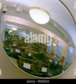 Sala Lettura, emeroteca. [Fotografie della British Library giornale Libr. 11/11/2003. Vista della British Library Newpaper biblioteca sala lettura. Immagine presa da [fotografie della British Library Emeroteca a Colindale] originariamente pubblicato/prodotto in 11/11/2003. . Fonte: Colindale,. Foto Stock