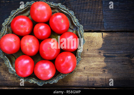 Mature pomodori rossi in una piastra di ferro Foto Stock