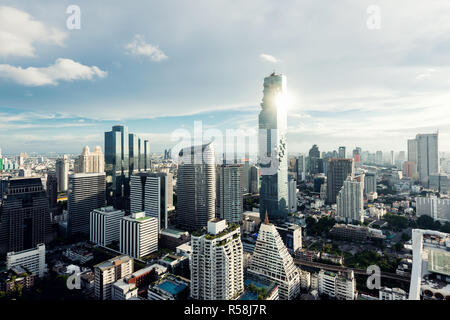 Edificio moderno a Bangkok nel quartiere degli affari di Bangkok City con skyline a sera, Thailandia. Foto Stock