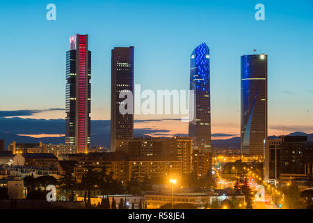 Madrid quattro torri financial district skyline al crepuscolo in Spagna a Madrid. Foto Stock