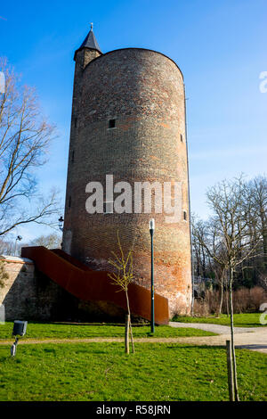 L'Europa, Belgio, Bruges, Gediminas' torre, un grande edificio di mattoni con Gediminas' torre nel mezzo di un campo Foto Stock