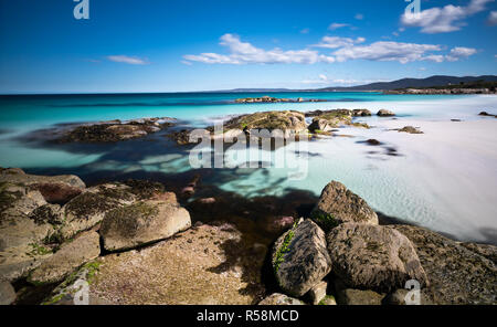 Le spiagge incontaminate della Tasmania, i giardini situato nel nord-est della baia di incendi regione, incontaminate di sabbia bianca impostazione della scena un idilliaco rifugio. Foto Stock