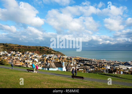 Walkers passeggiando sul West Hill Hastings, nel tardo ottobre pomeriggio sole all'inizio dell'inverno, East Sussex, Regno Unito Foto Stock