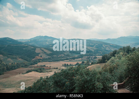 Bellissima paesaggio di montagna a Vigoleno, Italia. Distesa di picchi in alta montagna. Foto Stock