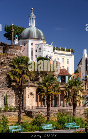 Edificio a cupola in italianamente villaggio di Portmeirion sulla costa settentrionale del Galles Foto Stock