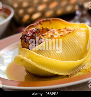 Conchiglioni di pasta ripiena di ricotta e gamberi Foto Stock