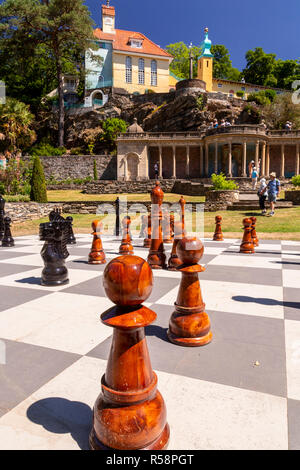 In legno di grandi dimensioni all'aperto gioco di scacchi al italianamente villaggio di Portmeirion, Galles Foto Stock