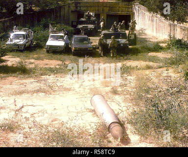 L'ingresso di uno stimato 38 bunker scoperto, appena a nord di Mogadiscio, Somalia, da MPs dal 511th Polizia Militare Company, Fort tamburo, New York. La MPs escort i membri dei media nel bunker. Due M998 High-Mobility multiuso di veicoli a ruote (HMMWV) sono parcheggiate vicino all'ingresso lungo con tre veicoli guidati dai media. Un grande artiglieria non identificabili shell è visibile in primo piano. Questa missione è a diretto sostegno di Restore Hope. Foto Stock