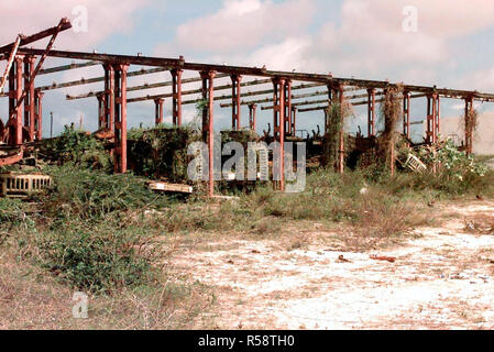 1993 - dritto sulla ripresa di un abbandonato e fatiscente edificio con ribaltata carrelli sovietica all'interno. L edificio si trova a un abbandonato base sovietica a nord di spada e di base è stato preparato per la distruzione. Questa missione è a diretto sostegno di Restore Hope. Foto Stock