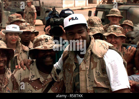 Il pugilato Heavyweight Champion Riddick Bowe ha visitato il Pan African Center e posato per le foto con i soldati della 548th supporto servizio battaglione, i Marines e marinai dal 3° del 11th, ventinove palme e la Somalia Commissione Sportiva. Questa missione è a diretto sostegno di Restore Hope. Foto Stock