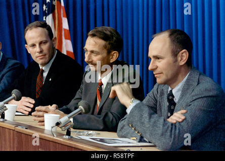 (19 gennaio 1972) --- Il primo equipaggio pianificate per la seconda missione SKYLAB sono introdotti per i media nel corso di una conferenza stampa tenutasi nel gennaio 1972 presso il veicolo spaziale con equipaggio centro (MSC). Da sinistra a destra gli astronauti sono Jack Lousma R., pilota; Owen K. Garriott, scienza pilota, e Alan L. Fagiolo, commander. Foto Stock