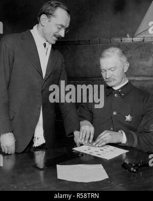 1918 o 1919 - Arresto di nemici alieni negli U.S.A. - Alien nemico la registrazione di Rudolph Forrester e il sergente John R. Ryan, at Fillmore Street Station Foto Stock