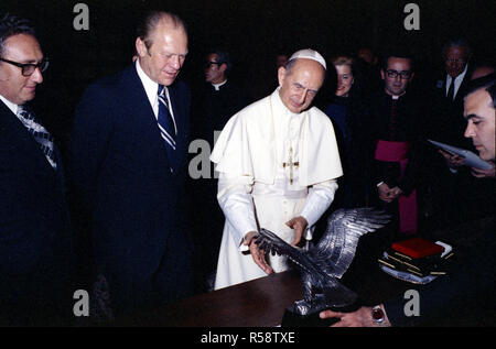 1975, 3 Giugno - Residenza pontificia, il Vaticano - Città del Vaticano (Roma, Italia) - Gerald Ford, Papa Paolo VI, Betty Ford, Henry Kissinger - guardando al silver eagle - Viaggio in Italia - La visita di Sua Santità il Papa Paolo VI Foto Stock