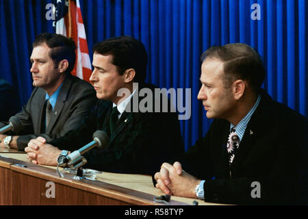 (Dicembre 1972) --- i tre membri del primo equipaggio del terzo dei tre pianificato presidiati Skylab missioni (Skylab 4) compaiono prima di una raccolta di notizie i rappresentanti dei media in occasione di una conferenza stampa tenutasi presso il veicolo spaziale con equipaggio centro. Essi sono, da sinistra a destra, astronauta William R. Pogue, pilota; scienziato-astronauta Edward G. Gibson, scienza pilota e astronauta Gerald P. Carr, commander. Foto Stock