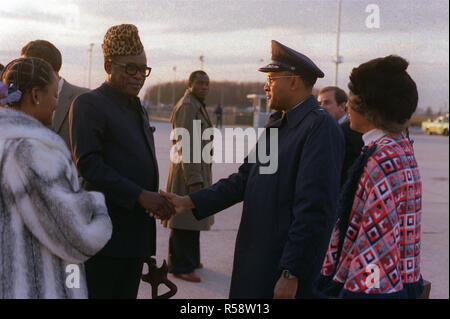 1981 - Presidente Sese Seko Mobutu dello Zaire scuote le mani con BGEN Durham prima della partenza. Foto Stock