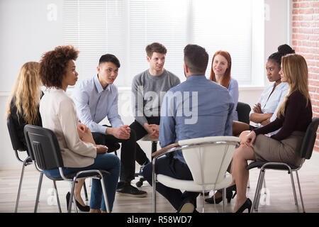 Gruppo di imprenditori seduti su una sedia Foto Stock