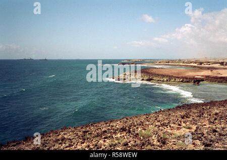 1993 - Una vista della costa vicino a un campo base della Naval Mobile Battaglione di costruzione (NMCB-1). L'unità nella regione durante il funzionamento ridare speranza i soccorsi. Foto Stock