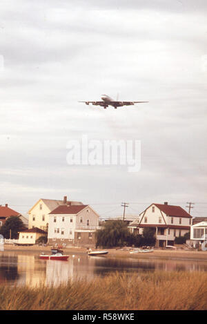 1973 Boston aeroplani - Punto di queste case di Shirley su Wintrop Shore Drive sono in configurazione di atterraggio per l'Aeroporto di Logan la pista 27 Foto Stock