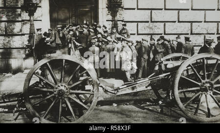 La rivoluzione tedesca. I soldati tedeschi si sono riuniti presso la porta dell'Edificio del Reichstag a Berlino. Nota Il campo di pistola in primo piano. Alcuni soldati stanno portando i loro fucili. In primo piano è un tedesco sottufficiale ca. 1918-1919 Foto Stock