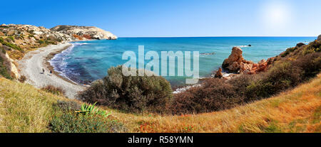 Roccia di Afrodite (Petra tou Romiou) il luogo di nascita di Afrodite, la dea greca di amore, su un litorale spiaggia di Cipro occidentale vicino a Paphos. Foto Stock