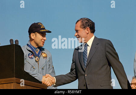 (18 aprile 1970) --- Presidente Richard M. Nixon e astronauta James A. Lovell Jr., Apollo 13 commander, agitare le mani a cerimonie speciali a Hickam Air Force Base, Hawaii. Foto Stock