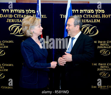 2009 - STATI UNITI Il segretario di Stato Hillary Rodham Clinton incontra il ministro israeliano della difesa Ehud Barak a Gerusalemme Foto Stock