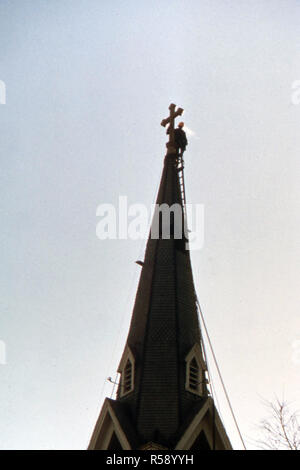 Lavoratore in cima al campanile di San Paolo Chiesa Evangelica Luterana in New Ulm, Minnesota ca. 1975 Foto Stock