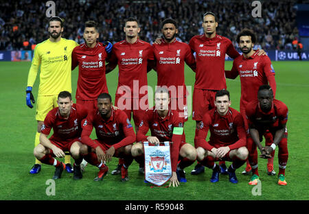 Liverpool (torna da sinistra a destra) Alisson Becker, Roberto Firmino, Dejan Lovren, Joe Gomez, Virgilio van Dijk, Mohamed Salah, (anteriore da sinistra a destra) James Milner, Georginio Wijnaldum, Giordania Henderson, Andrew Robertson, Sadio Mane posano per una foto prima di kick-off Foto Stock