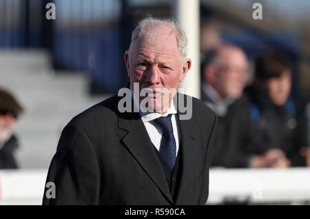 Trainer Gary Moore in parata anello durante la Ladbrokes Winter Carnival Venerdì a Newbury Racecourse. Stampa foto di associazione. Picture Data: Venerdì 30 Novembre, 2018. Vedere la storia di PA RACING Newbury. Foto di credito dovrebbe leggere: Simon Cooper/PA FILO Foto Stock