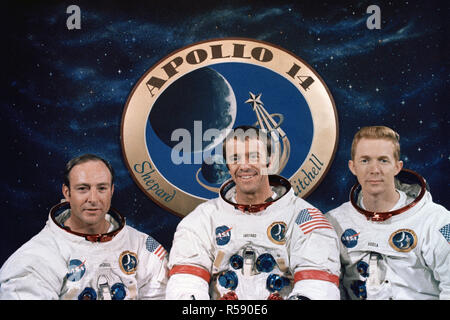 (Dicembre 1970) --- Queste tre astronauti sono il primo equipaggio dell'Apollo 14 atterraggio lunare di missione. Da sinistra a destra, sono D. Edgar Mitchell, modulo lunare pilota; Alan B.Shepard Jr., comandante; e Stuart A. Roosa, il pilota del modulo di comando. L'Apollo 14 emblema è in background. Foto Stock