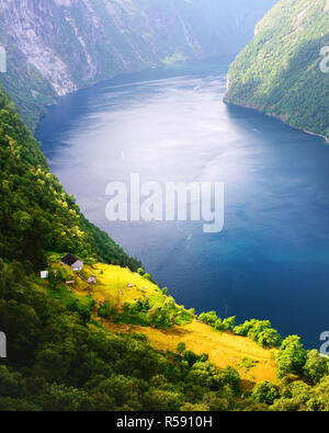 Vista mozzafiato del fiordo Sunnylvsfjorden e famosi Sette sorelle cascate, vicino al villaggio di Geiranger in Norvegia occidentale. Foto Stock