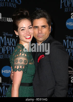 HOLLYWOOD, CA - 29 novembre: Caitlin McHugh, John Stamos, presso la Premiere Mondiale della Disney Mary Poppins ritorna al Dolby Theatre in Hollywood, la California il 29 novembre 2018. Credito: Faye Sadou/MediaPunch Foto Stock