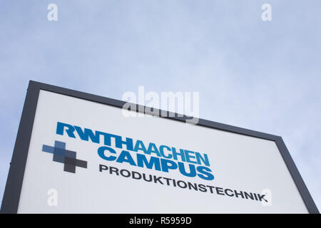 Il 30 novembre 2018, Renania settentrionale-Vestfalia, Aachen: vista di un edificio "Produzione Engineering' della RWTH Aachen Campus. Qui, la ricerca viene condotta in electromobility. Il prototipo del carrello elettrico "LiVe1', che è stato sviluppato da una associazione di ricerca della RWTH e industria, è presentato qui. Uno dei partner nello sviluppo del 7.5 t carrello è la controllata di Deutsche Post Streetscooter. Il 7.5 tonner, che viene utilizzato da parte di Deutsche Post, aziende orticole e comuni, per esempio, potrebbe contribuire a ridurre l'inquinamento atmosferico nelle città, la sedia del prodotto Foto Stock