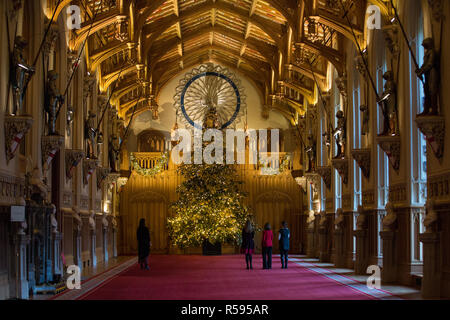 Windsor, Regno Unito. 30 Novembre, 2018. Gli Appartamenti di Stato al Castello di Windsor sono state decorate con scintillanti alberi di Natale e scintillanti luci di Natale. Visto qui nella magnifica St George's Hall un sorprendente 20ft Nordmann abete dal Windsor Great Park vestiti con decorazioni in oro. Un 15ft albero di Natale viene visualizzato anche nell'Crimson Drawing Room. Credito: Mark Kerrison/Alamy Live News Foto Stock