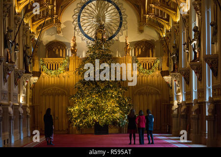 Windsor, Regno Unito. 30 Novembre, 2018. Gli Appartamenti di Stato al Castello di Windsor sono state decorate con scintillanti alberi di Natale e scintillanti luci di Natale. Visto qui nella magnifica St George's Hall un sorprendente 20ft Nordmann abete dal Windsor Great Park vestiti con decorazioni in oro. Un 15ft albero di Natale viene visualizzato anche nell'Crimson Drawing Room. Credito: Mark Kerrison/Alamy Live News Foto Stock