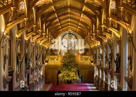 Windsor, Regno Unito. 30 Novembre, 2018. Gli Appartamenti di Stato al Castello di Windsor sono state decorate con scintillanti alberi di Natale e scintillanti luci di Natale. Visto qui nella magnifica St George's Hall un sorprendente 20ft Nordmann abete dal Windsor Great Park vestiti con decorazioni in oro. Un 15ft albero di Natale viene visualizzato anche nell'Crimson Drawing Room. Credito: Mark Kerrison/Alamy Live News Foto Stock