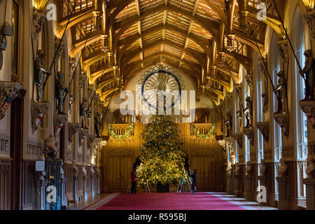 Windsor, Regno Unito. 30 Novembre, 2018. Gli Appartamenti di Stato al Castello di Windsor sono state decorate con scintillanti alberi di Natale e scintillanti luci di Natale. Visto qui nella magnifica St George's Hall un sorprendente 20ft Nordmann abete dal Windsor Great Park vestiti con decorazioni in oro. Un 15ft albero di Natale viene visualizzato anche nell'Crimson Drawing Room. Credito: Mark Kerrison/Alamy Live News Foto Stock