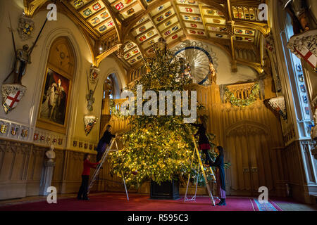 Windsor, Regno Unito. 30 Novembre, 2018. Gli Appartamenti di Stato al Castello di Windsor sono state decorate con scintillanti alberi di Natale e scintillanti luci di Natale. Visto qui nella magnifica St George's Hall un sorprendente 20ft Nordmann abete dal Windsor Great Park vestiti con decorazioni in oro. Un 15ft albero di Natale viene visualizzato anche nell'Crimson Drawing Room. Credito: Mark Kerrison/Alamy Live News Foto Stock