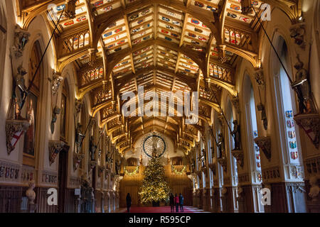 Windsor, Regno Unito. 30 Novembre, 2018. Gli Appartamenti di Stato al Castello di Windsor sono state decorate con scintillanti alberi di Natale e scintillanti luci di Natale. Visto qui nella magnifica St George's Hall un sorprendente 20ft Nordmann abete dal Windsor Great Park vestiti con decorazioni in oro. Un 15ft albero di Natale viene visualizzato anche nell'Crimson Drawing Room. Credito: Mark Kerrison/Alamy Live News Foto Stock