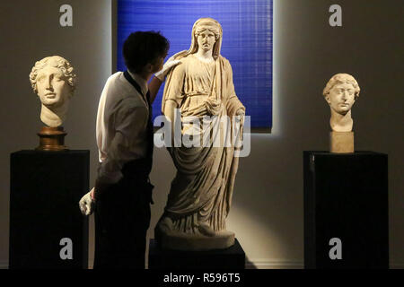 Sothebys. Londra, Regno Unito. 30 nov 2018 - Un tecnico contiene 'un marmo romana Togate Figura di Donna, circa del II secolo D.C. (Est 50.000 - 80.000 Sterline). Capolavori che coprono oltre due millenni comprendente il vecchio master & British dipinti anteprima al Sothebys. Credito: Dinendra Haria/Alamy Live News Foto Stock