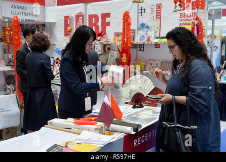 A Doha, capitale del Qatar. 29 Nov, 2018. Una donna che visiti una bancarella di libri cinesi durante la XXIX Doha Fiera Internazionale del Libro a Doha, capitale del Qatar, nov. 29, 2018. La fiera del libro viene eseguito da nov. 29 al 8 dicembre, con circa 420 case editrici che partecipano all'evento. Credito: Nikku/Xinhua/Alamy Live News Foto Stock